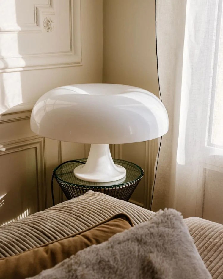 lampe Nesso sur une table