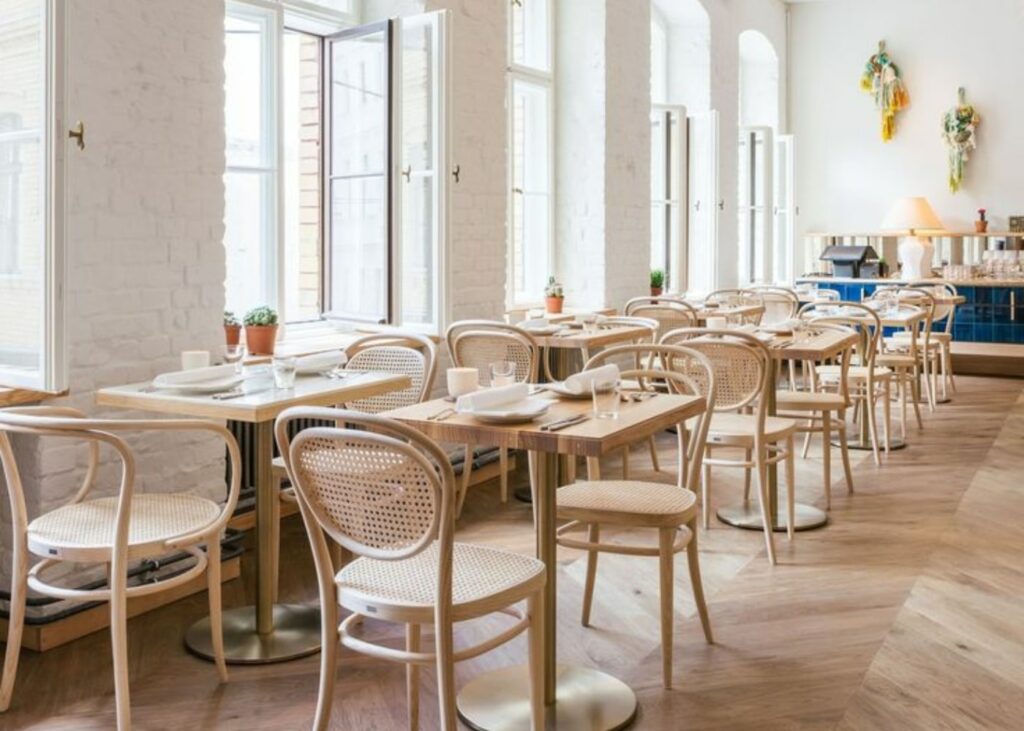 restaurant avec chaises Thonet