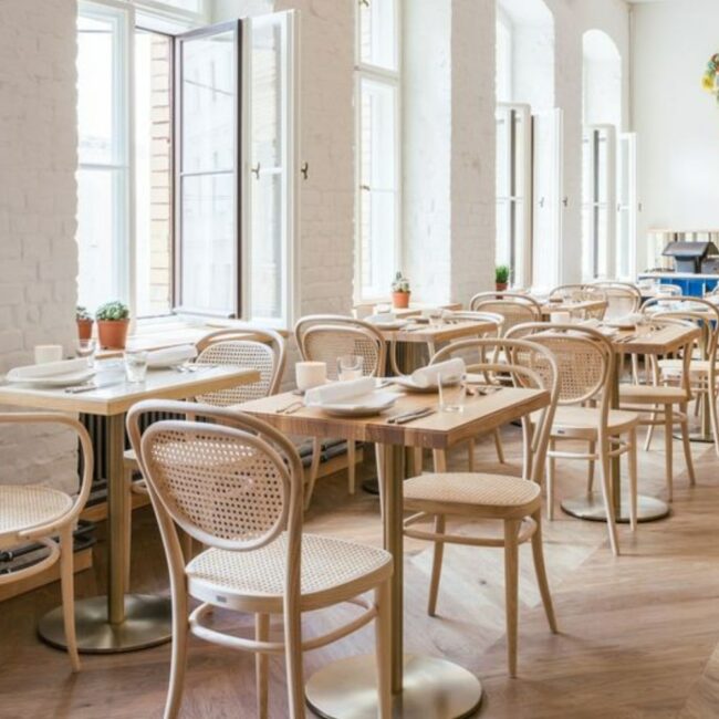 restaurant avec chaises Thonet