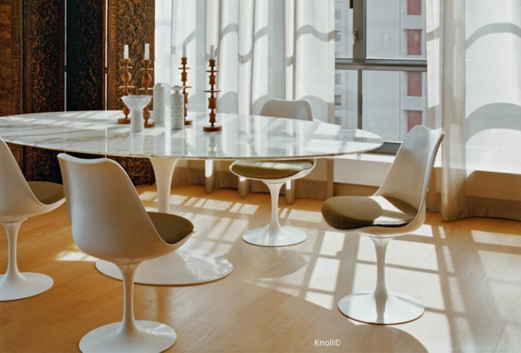 4 chaises Tulipe autour d'une table Tulipe