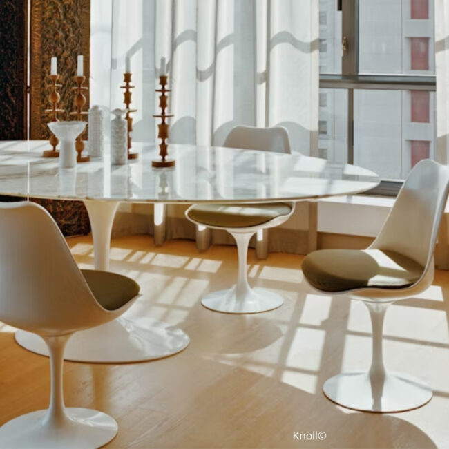 4 chaises Tulipe autour d'une table Tulipe