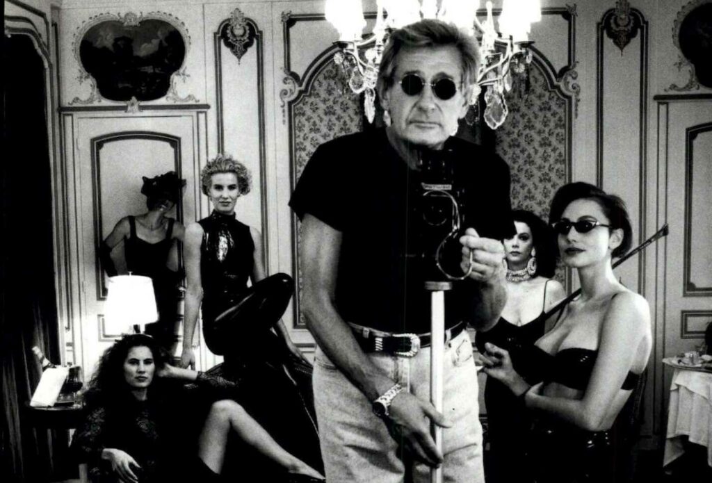 autoportait helmut newton avec des mannequins