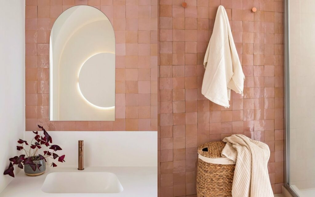 salle de bains avec mur en zellige rose