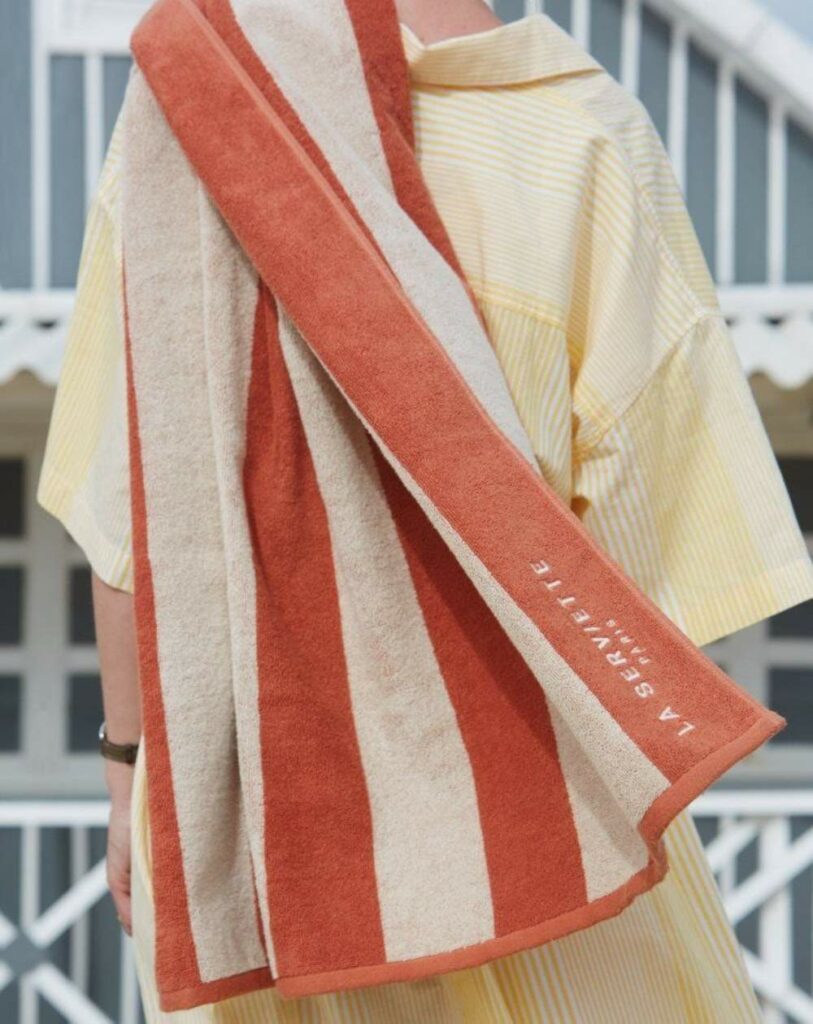 serviette de plage avec rayures