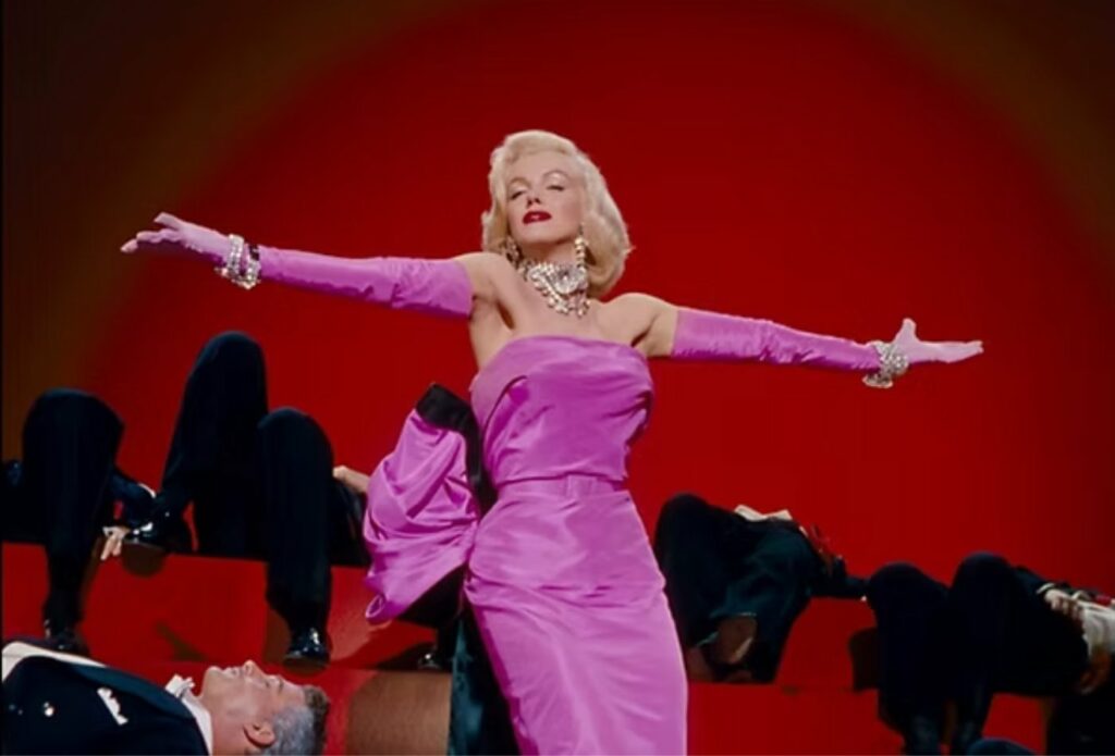 Marylin Monroe en robe rose shocking pink dans le film Les hommes préfèrent les blondes