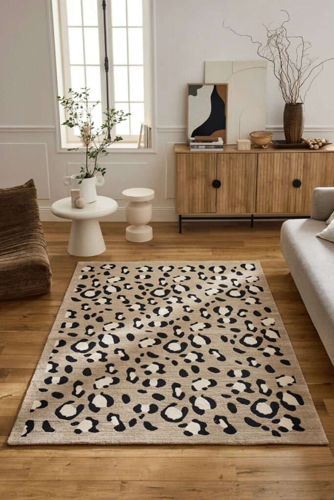 tapis motif léopard dans un salon