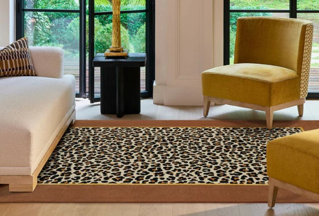 tapis marron et or et motif léopard dans un salon chic