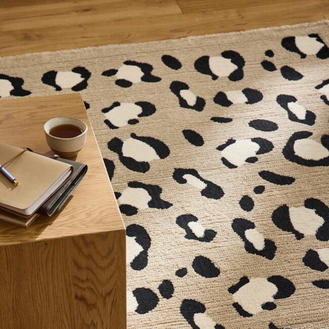 tapis léopard et table basse