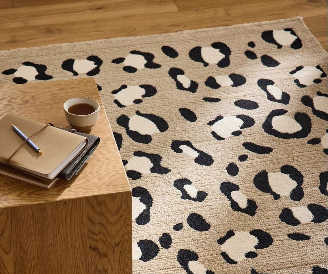 tapis léopard et table basse