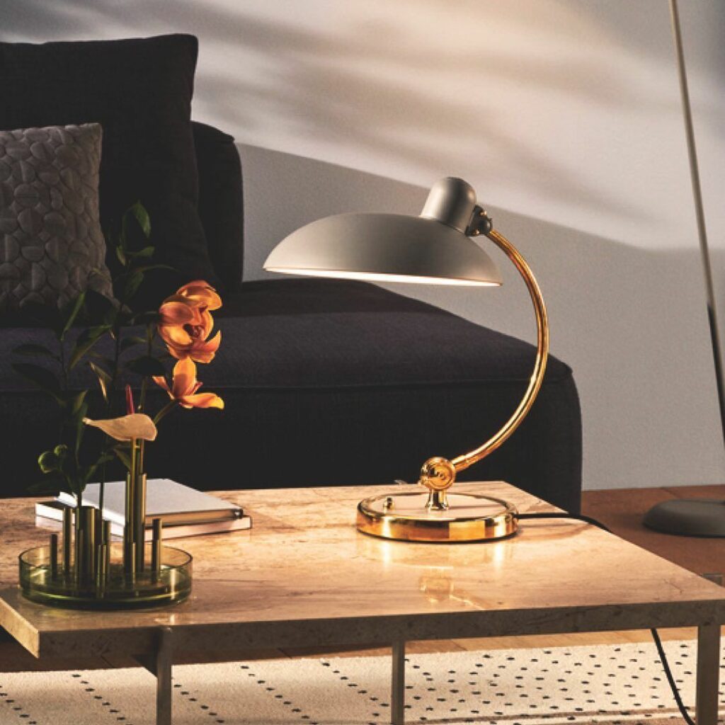 lampe bauhaus posée sur une table basse