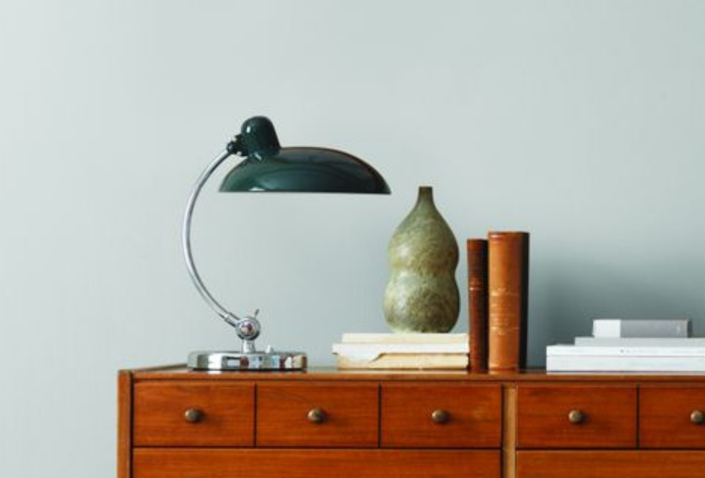 lampe bauhaus sur commode vintage