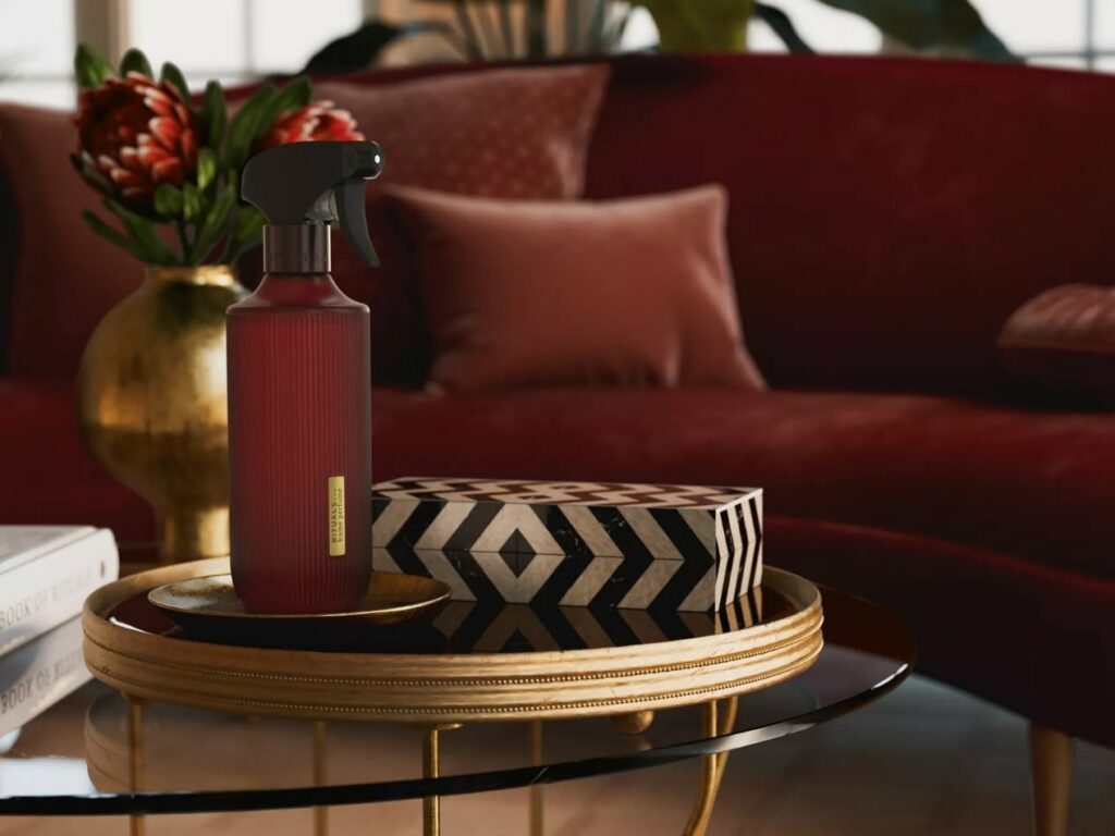 spray d'intérieur de la marque Rituals posée sur une table basse