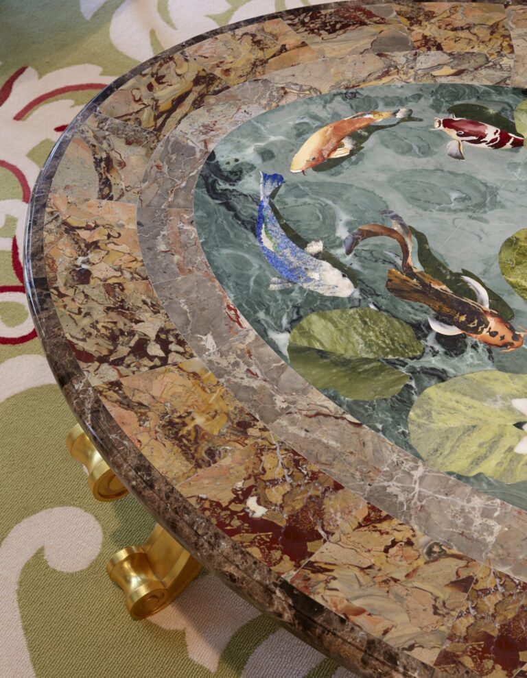 table avec marqueterie de marbre
