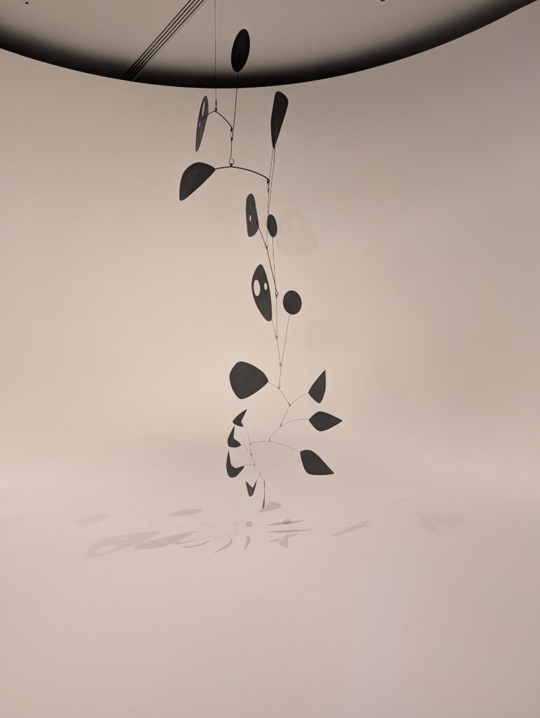 Mobile Black Widow d'Alexander Calder exposé à la Fondation Louis Vuitton