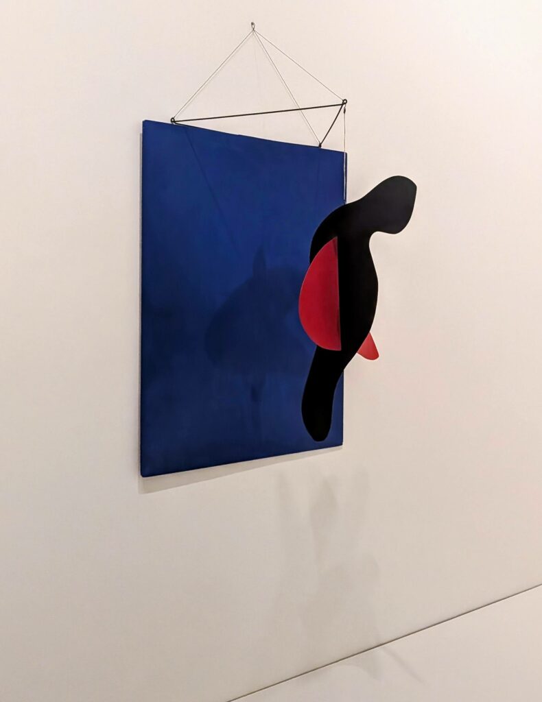 Tableau mobile d'Alexander Calder lors de l'exposition à la Fondation Louis Vuitton