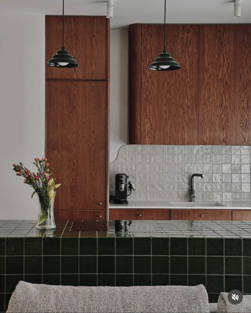 îlot en carrelage vert bouteille dans une cuisine en noyer mid-century