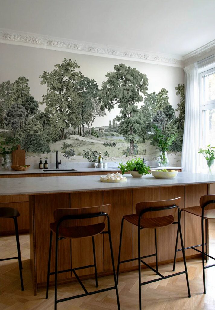 papier peint panoramique forêt verte dans une cuisine en bois