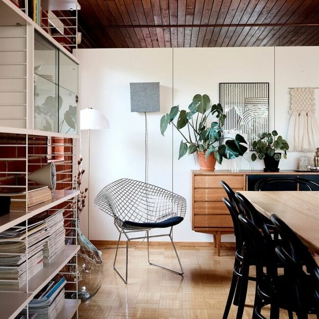 chaise bertoia dans intérieur mid century
