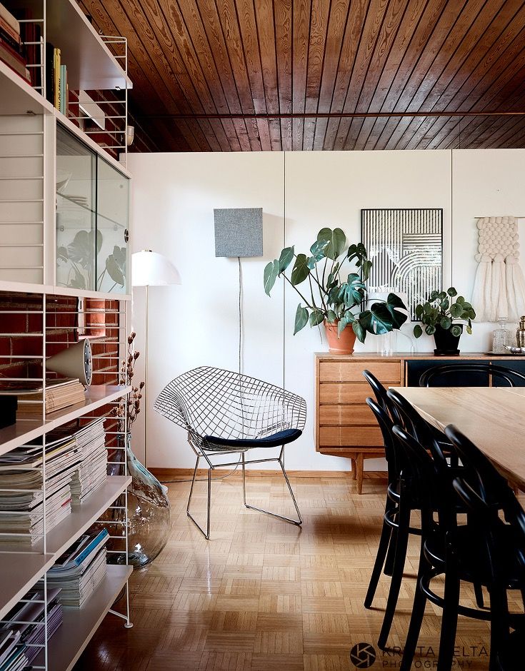 chaise bertoia dans intérieur mid century