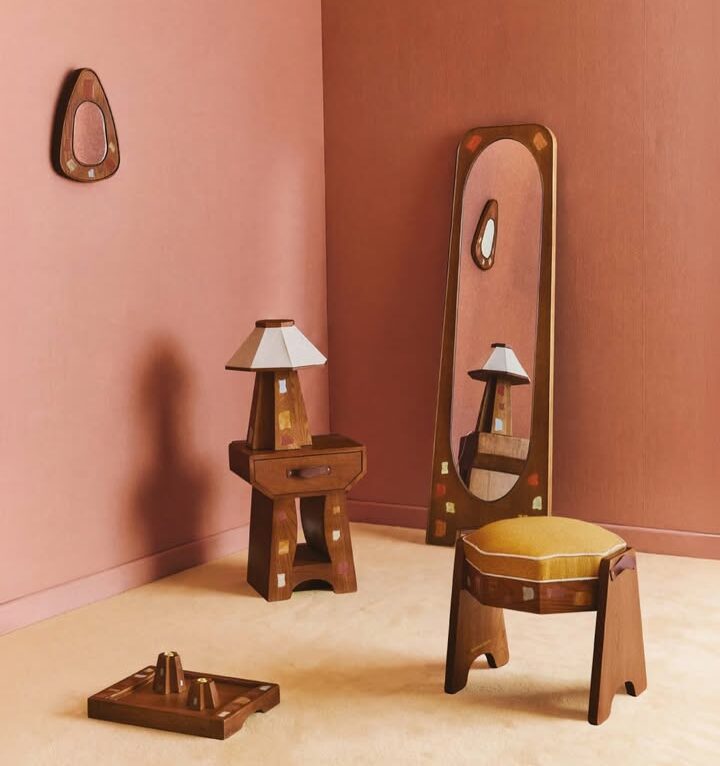 Collection Aura Tropicale de Dorothée Delaye pour Monoprix : miroirs, table de chevet, lampe, pouf, plateau et bougeoir en bois et pâte de verre