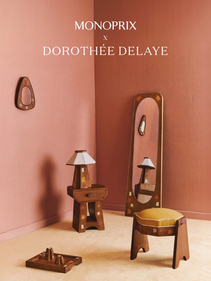 Visuel de campagne Monoprix x Dorothée Delaye : la collection Aura Tropicale dans une pièce aux murs rose terracotta